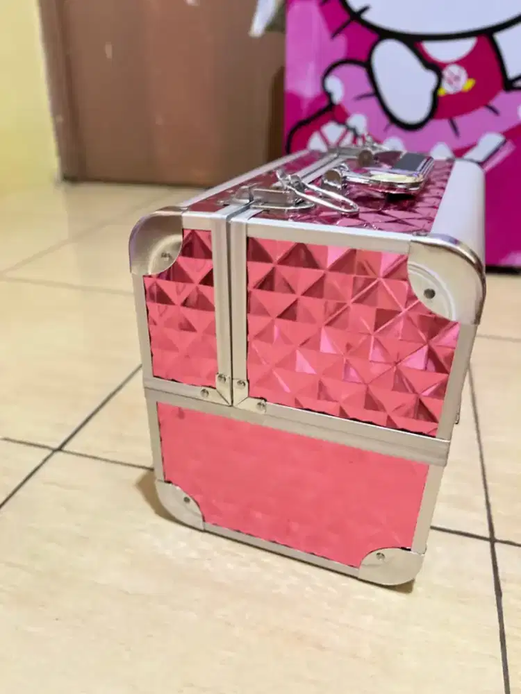 Beauty cash warna pink diamond ukrn Bhn:PU SIZE: 32X21X25,5CM
Brt:2KG