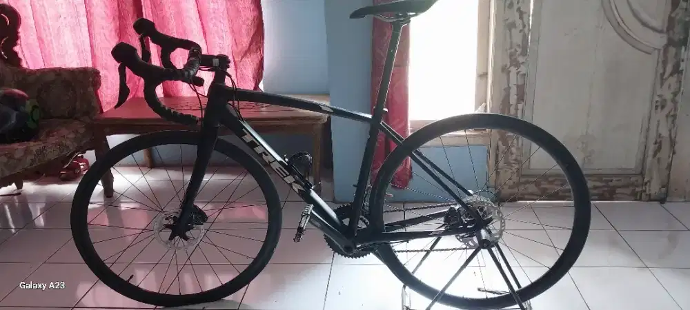 Sepeda roadbike merk Trek type EMONDA ARL 4 thn 2021