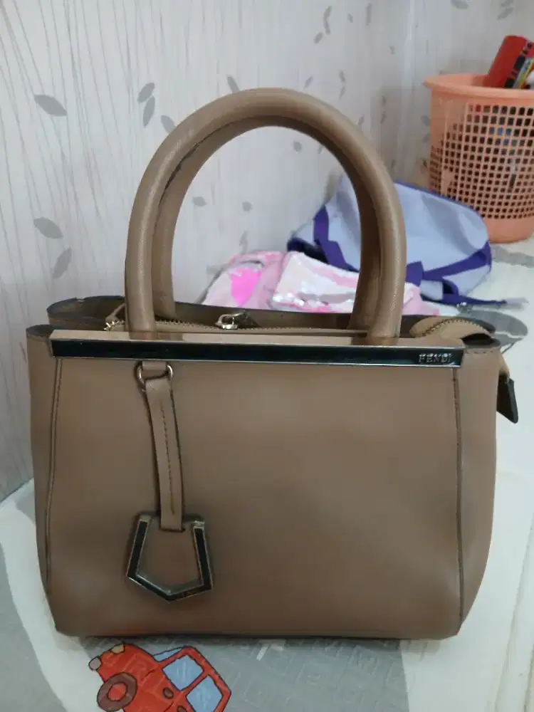Tas cewek lama di lemari