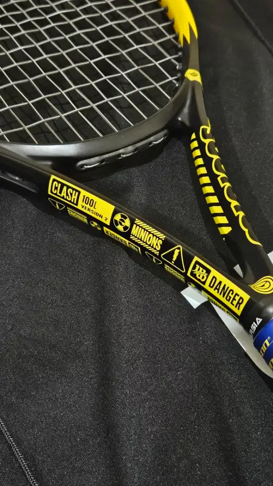 Raket Tenis WILSON CLASH V2 100L Minions - Good Condition