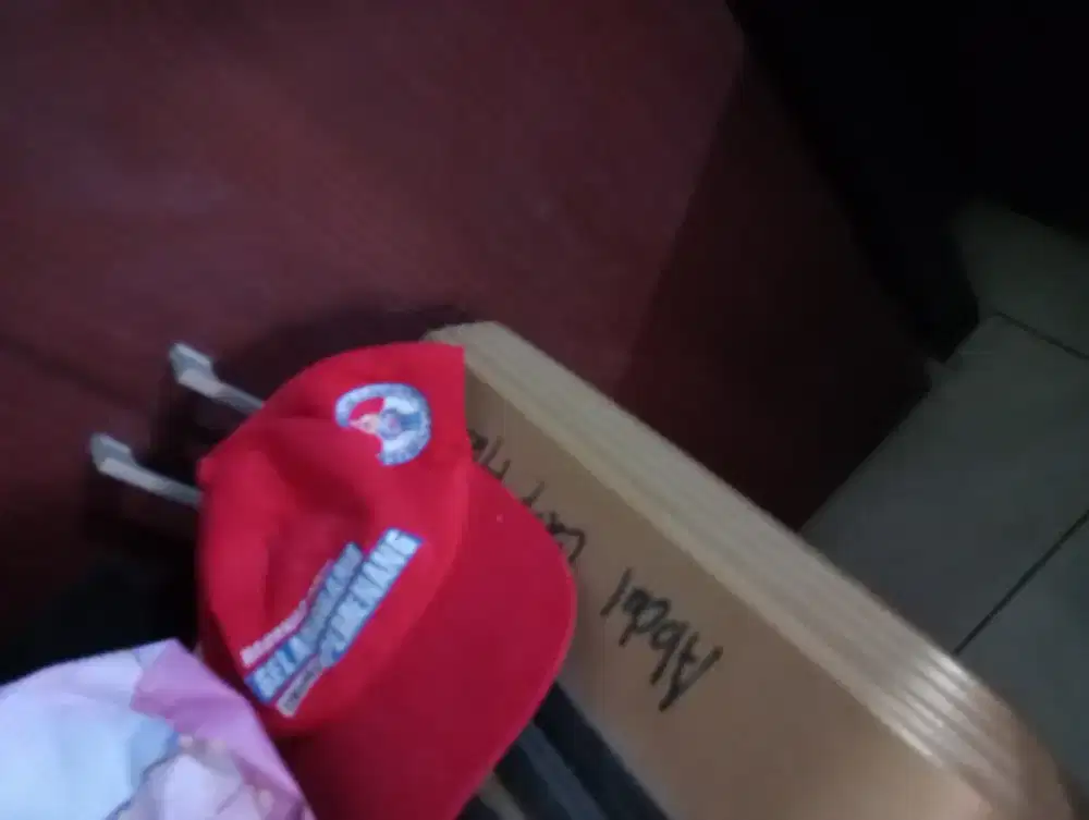 Topi Bekas Merah