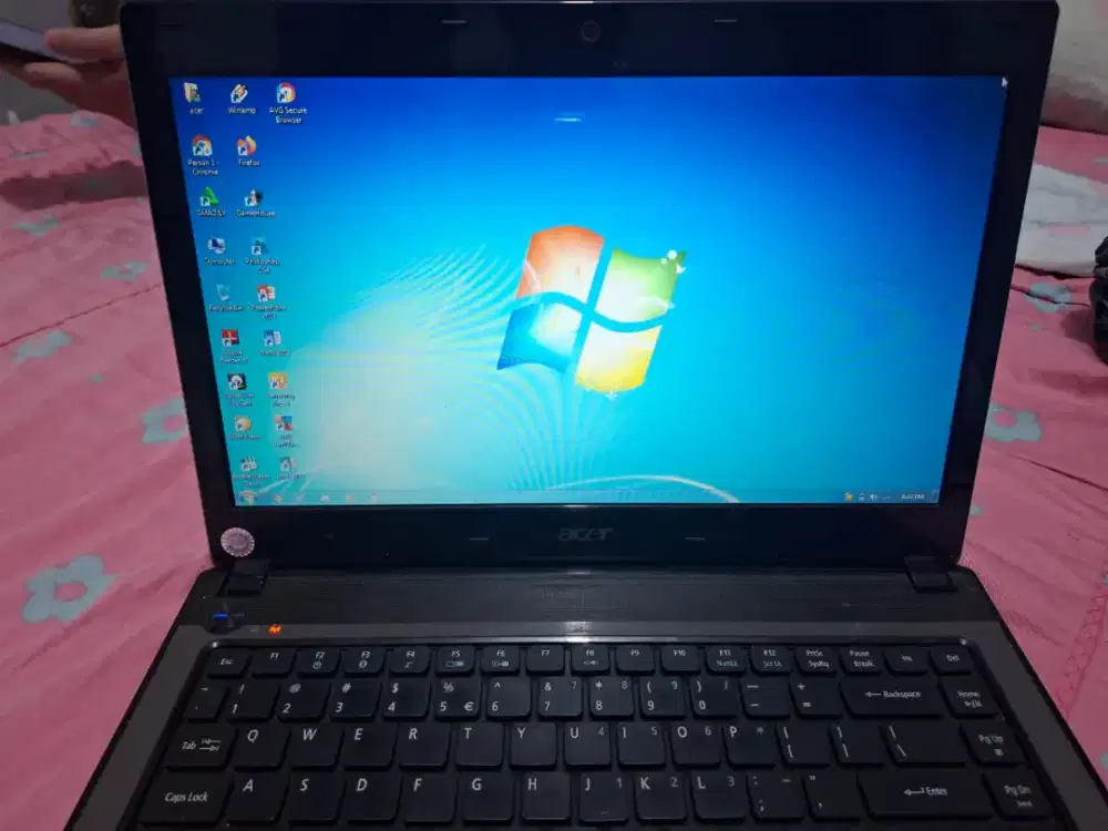 LAPTOP ACER kondisi normal. Cas ada