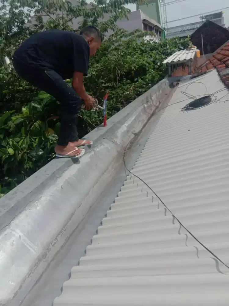 Tukang atap talang kropos, servis atap genteng mlorot, plafon jebol,
