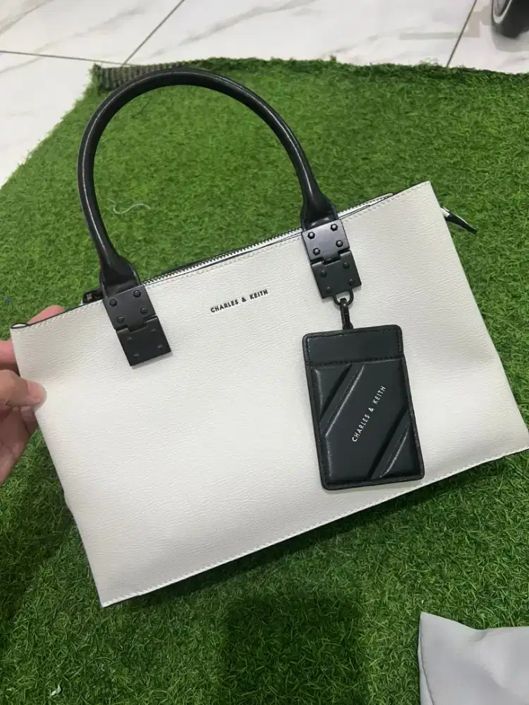 Jual Second Tas Charles Keith White Cameron Double Top