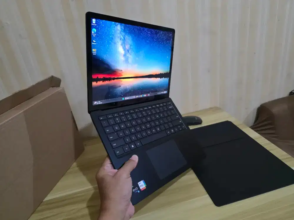 Surface Laptop i7 1185G7 ram 16gb ssd 1 TB Touch mrp macbook zenbook