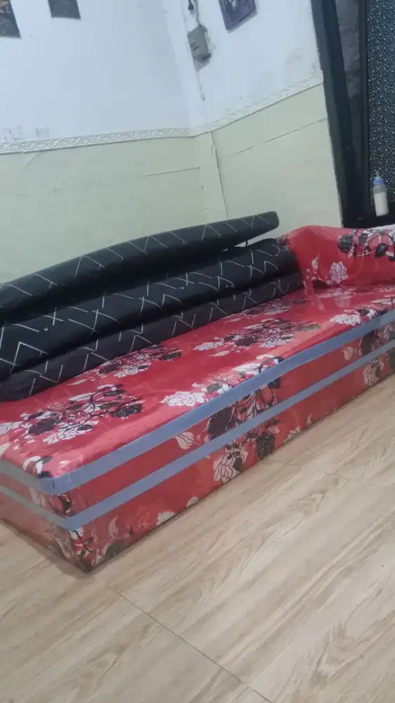 Kasur merah bekas ambil aja ditempat