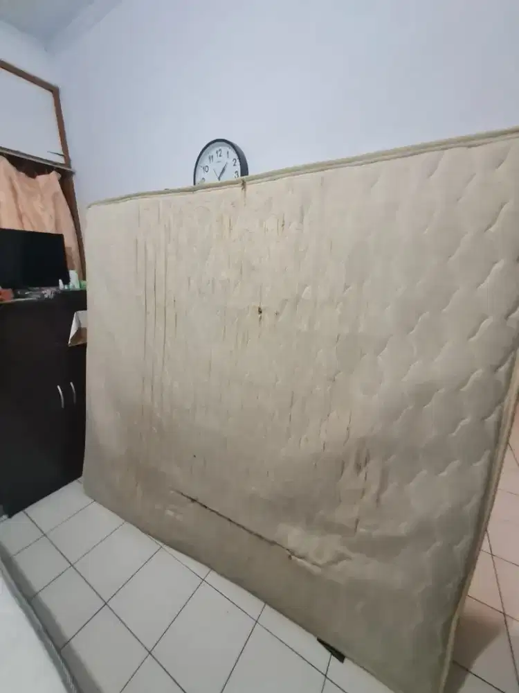 kasur gratis yang putih ya bukan kasur yang item