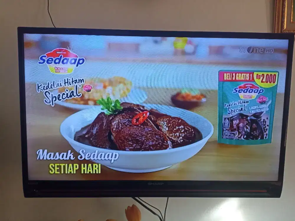 TV Sharp lengkap kaki 32 inc, remote