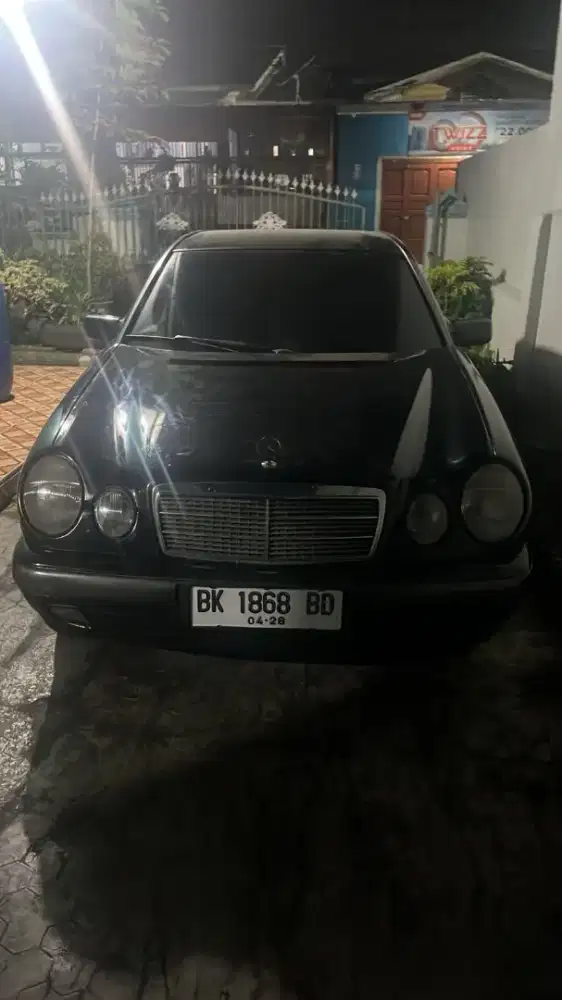 Dijual cepat mercedez benz E230 Classic MT