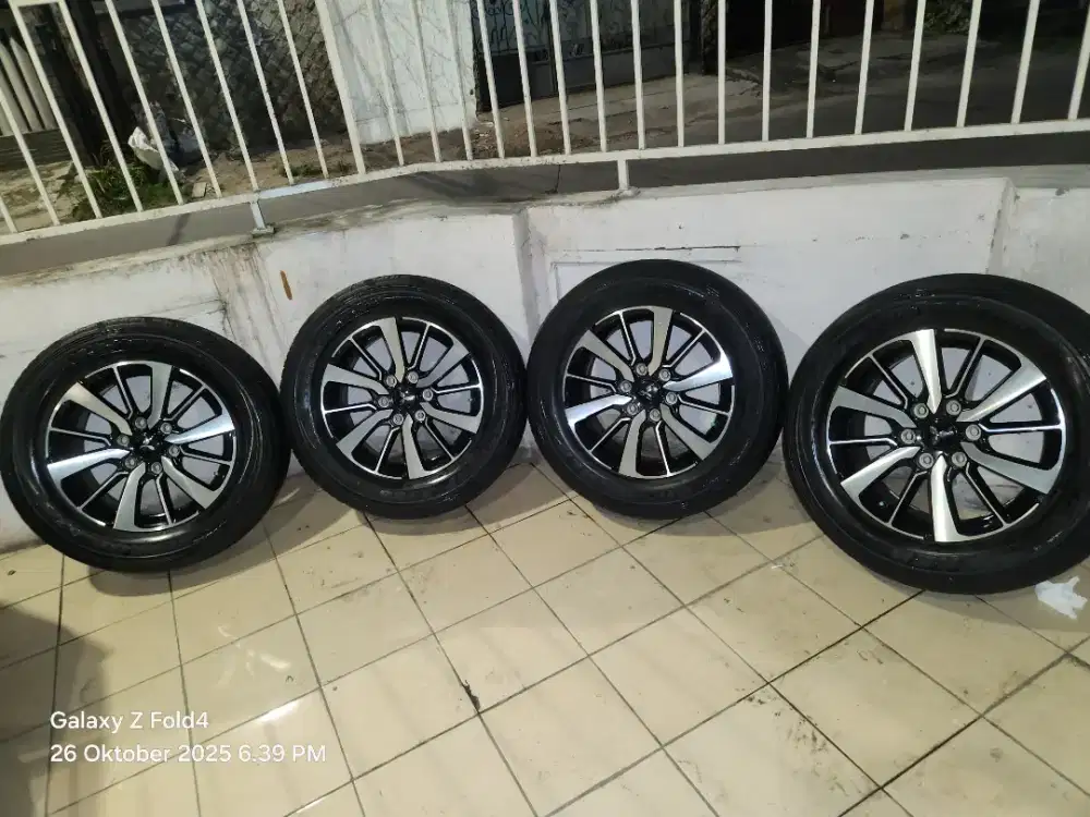 Velg R18 pajero sport dakar oem velg asli mulus 95% no cacat
Komplit