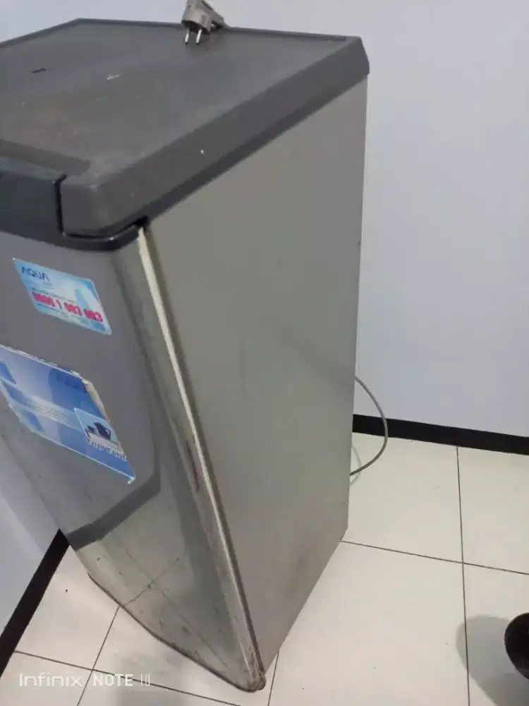 Lemari es Aqua 1 pintu normal