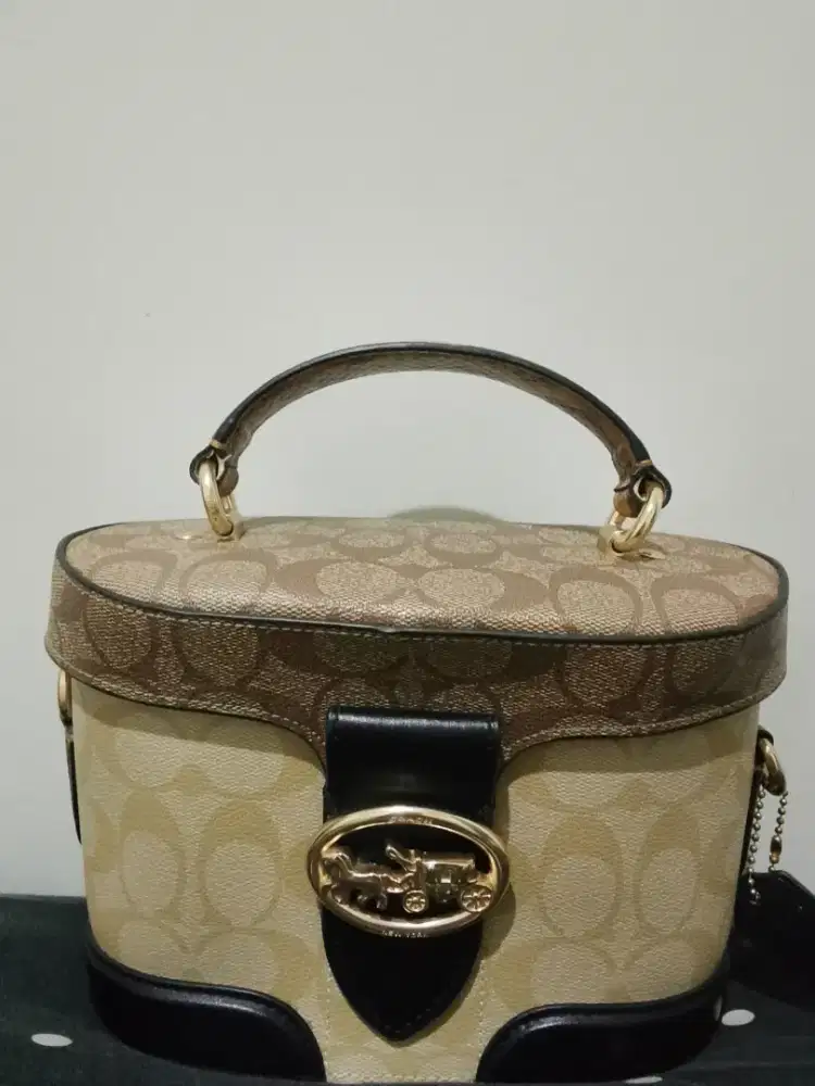 Tas merek COACH