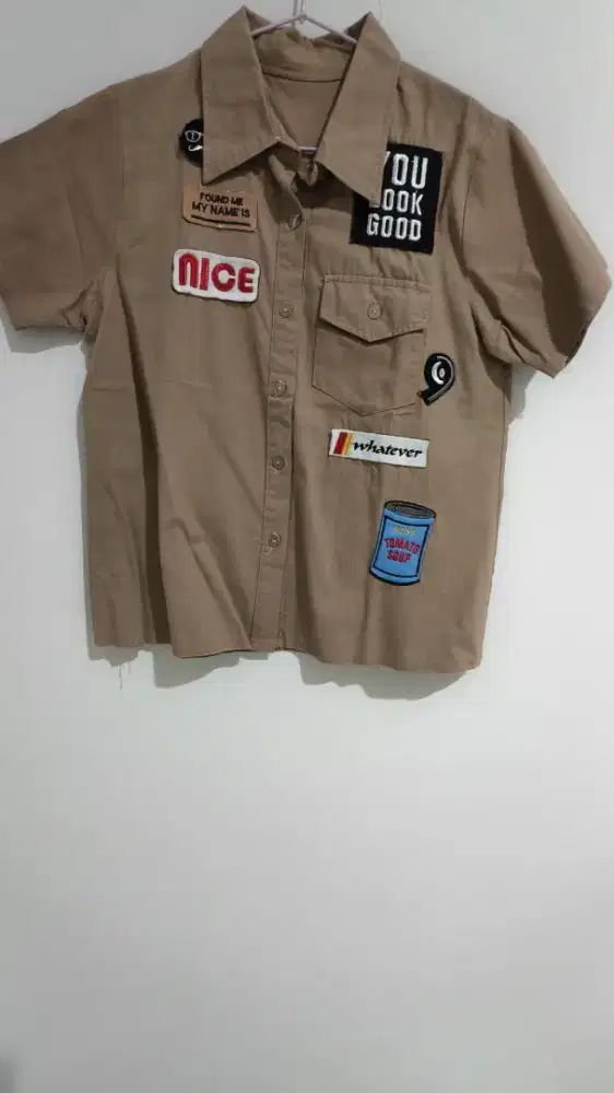 Kemeja Coklat dengan Patch Lucu