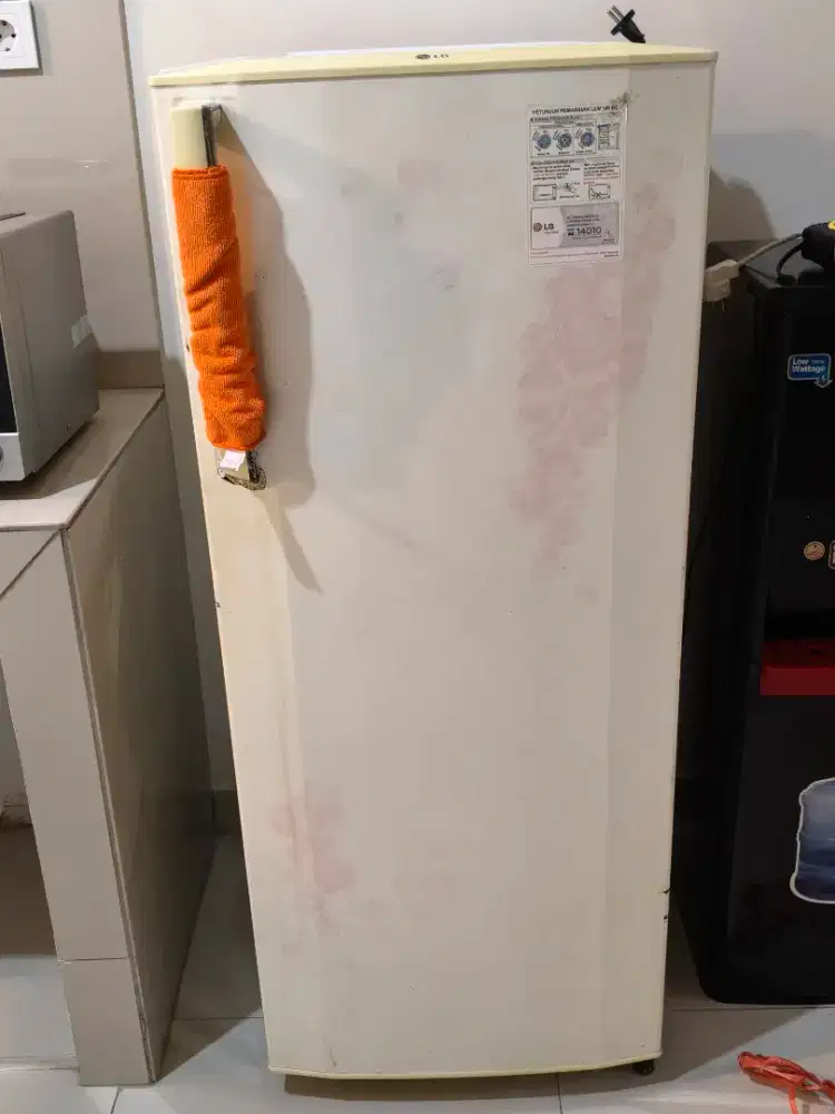 Dijual kulkas merk LG kondisi masih jalan bagus,1 pintu tinggi 125 cm