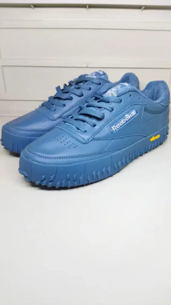 REEBOK VIBRAM SIZE 42,5
