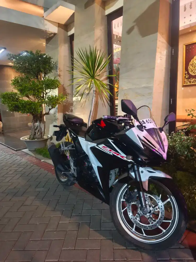 CBR 150R Black White