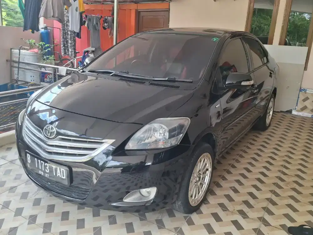 Warna hitam metalic