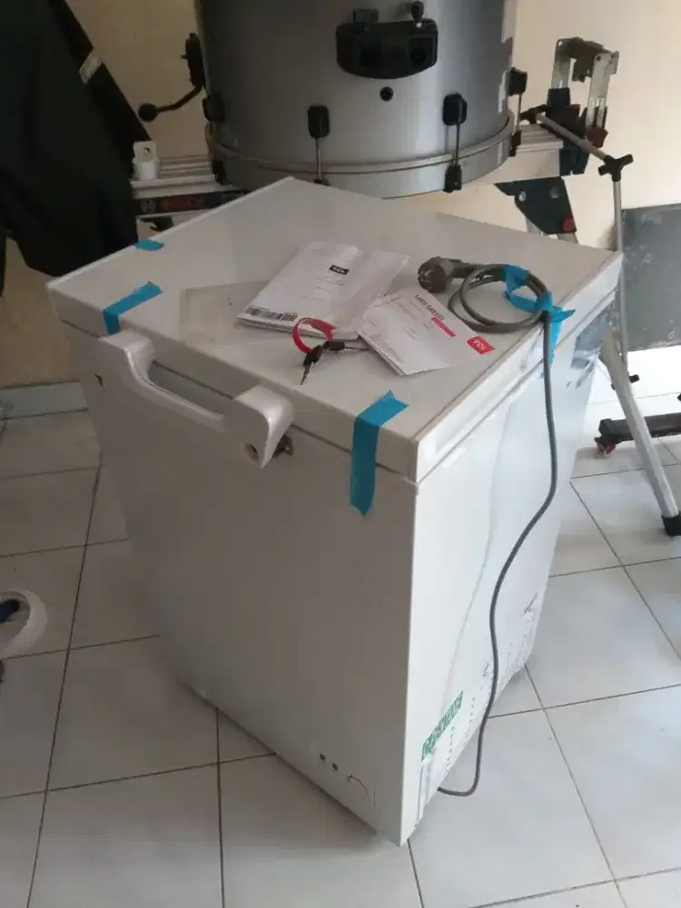 Jual cepat BU freezer box 100 liter TCL like new. Nego