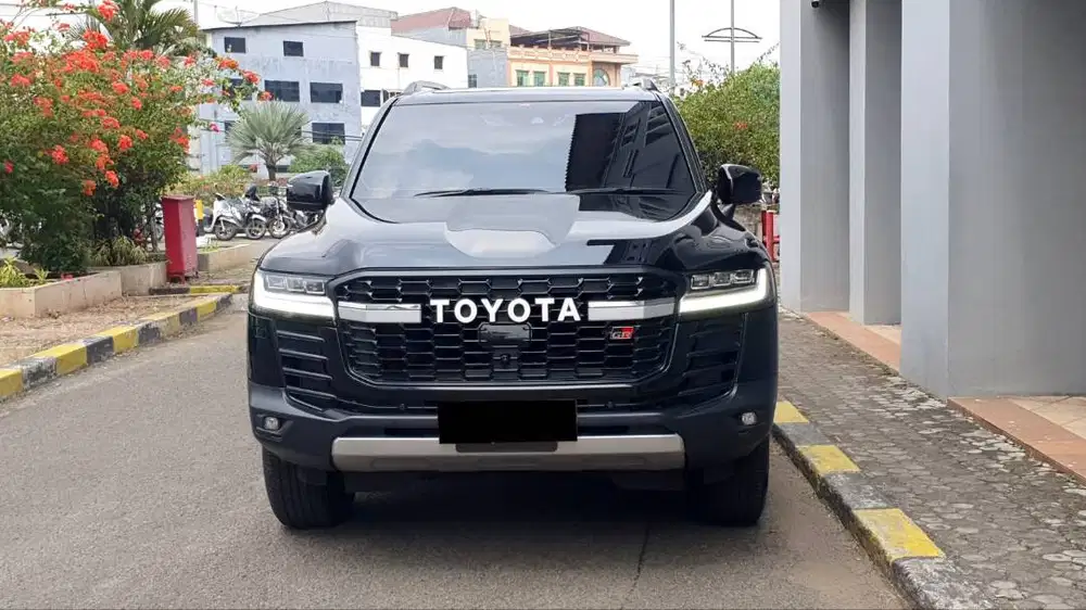 Toyota Land Cruiser LC 300 4x4 GR Sport GR-S TSS Hitam 2024 Like New