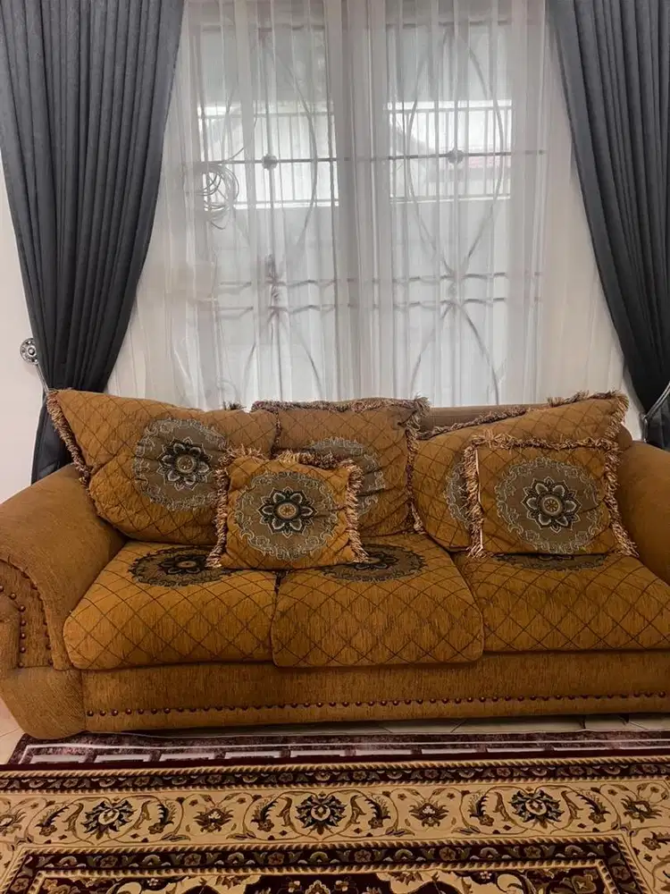 Dijual 1 set sofa. Kondisi masih sangat baik. Harg nego