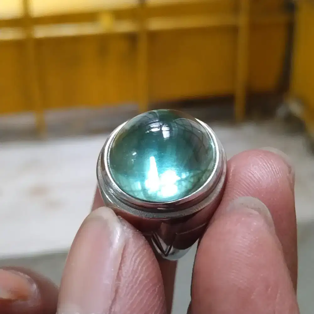 Cincin batu permata fluorite hijau