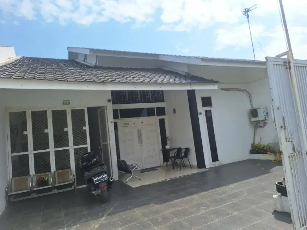 1 unit rumah 4 kamar tidur dan 4 kamar mandi