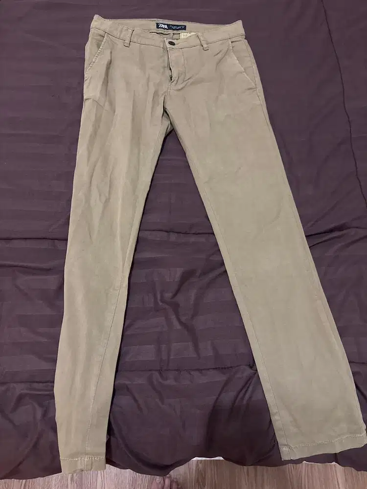 Celana Chino panjang warna krem tua merek Zara