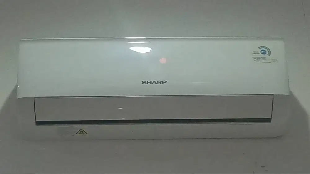 Ac sharp 1 pk kondisi like new jarang dipakai