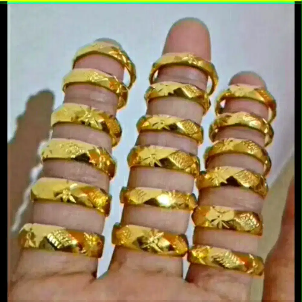 Cincin titanium mirip dengan emas 24k