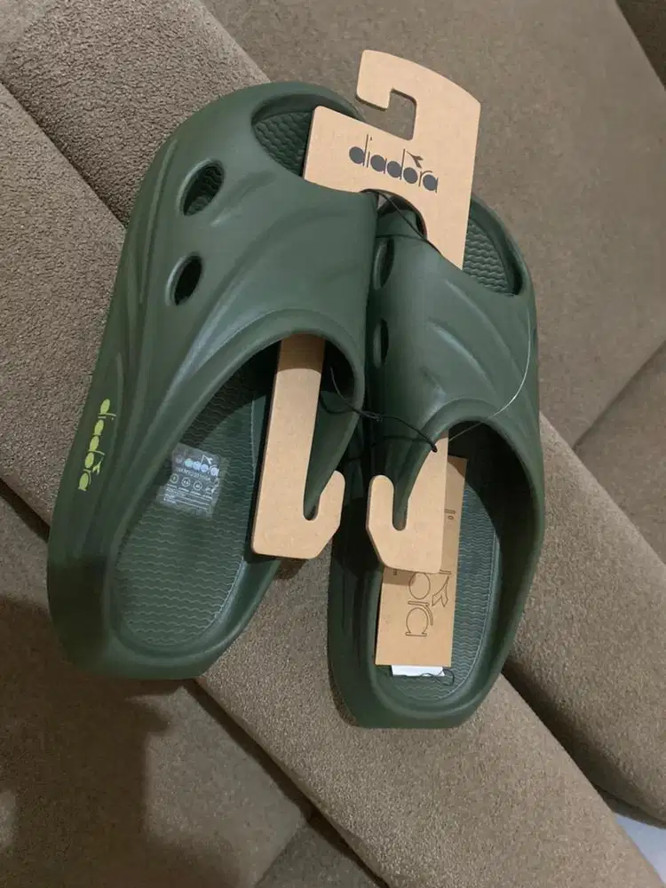 Sendal casual Diadora size 43 masih baru jual murah