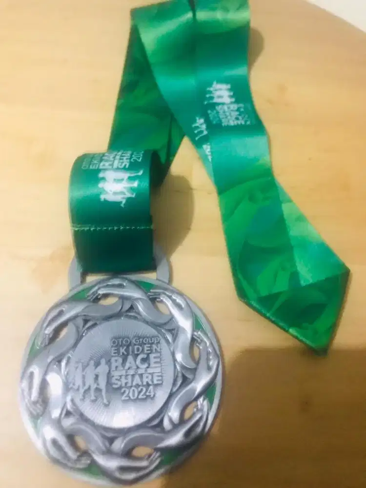 medali race logam