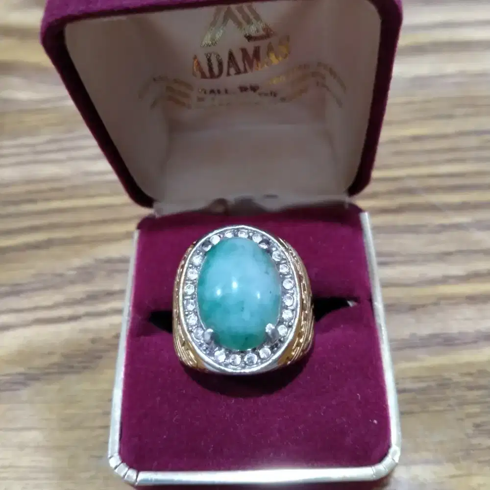 Cincin batu giok.