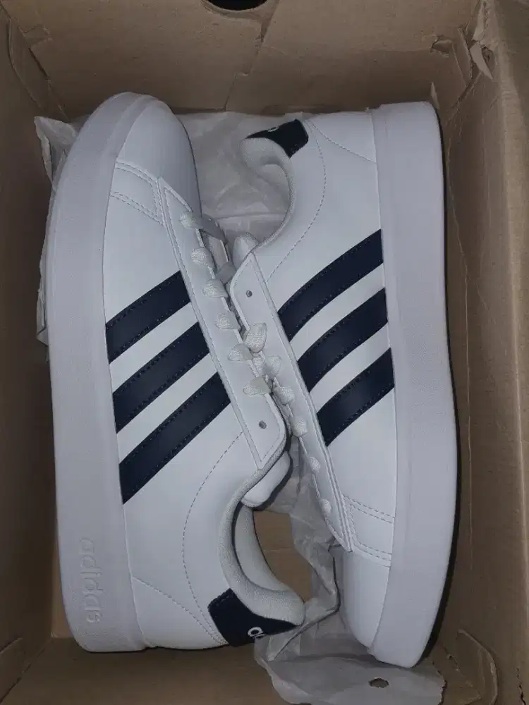 Sepatu. ADIDAS ORIGINAL ukuran 42