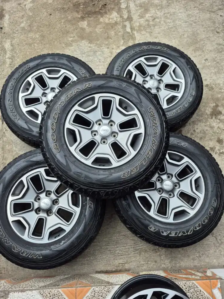 Velg oem Jeep Rubicon R17 pcd 5×127 Lebar 7,5 et44,5..5pcs