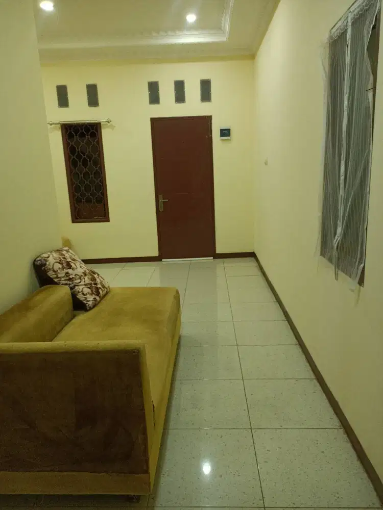 Rumah disewakan,lengkap dengan AC dan sofa ,baru renovasi