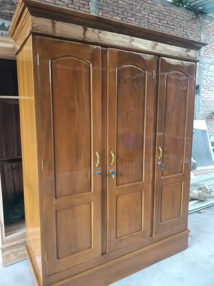 Lemari tiga pintu jati