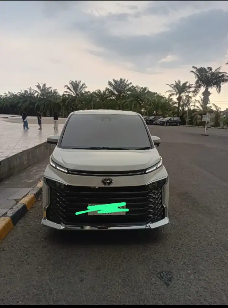 TOYOTA VOXY 2.0CVT 2024 MULUS