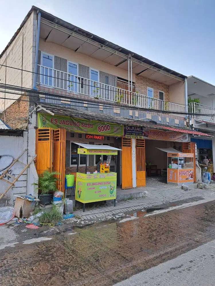 Dijual Rumah 2 lantai di jalan utama perumahan. Cocok untuk usaha.