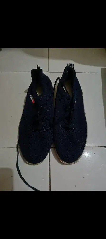 Dijual Sepatu Olahraga size 43 New Gress.