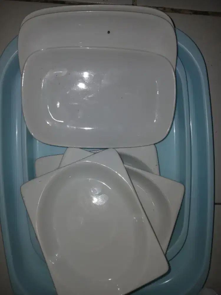 Piring penyajian dari keramik