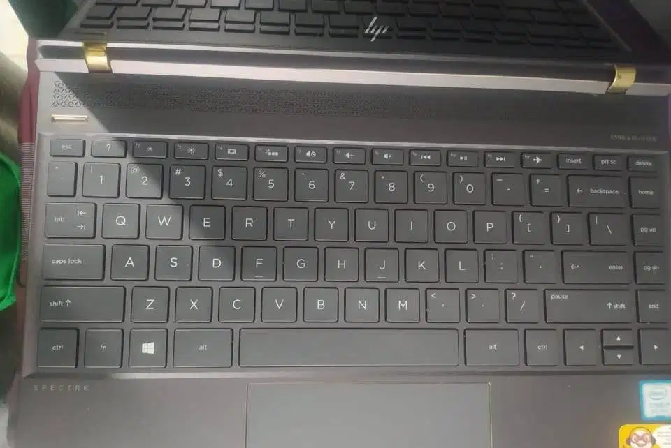 HP Spectre 13 Black Gold i7 8550U RAM 16GB NVME 1 TERA FHD Touch MURAH