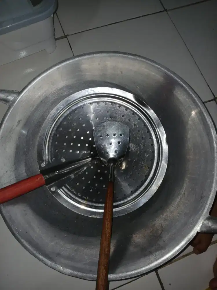 Wajan lengkap dengan serok dan sodet