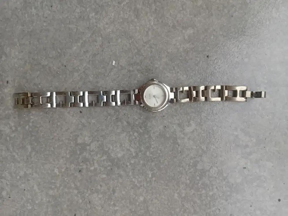 Jam tangan wanita merk guess rusak