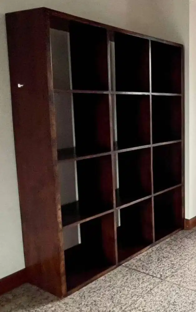 Rak buku dan pajangan