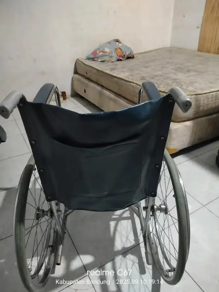 Jual kursi roda bekas kondisi bagus mulus.