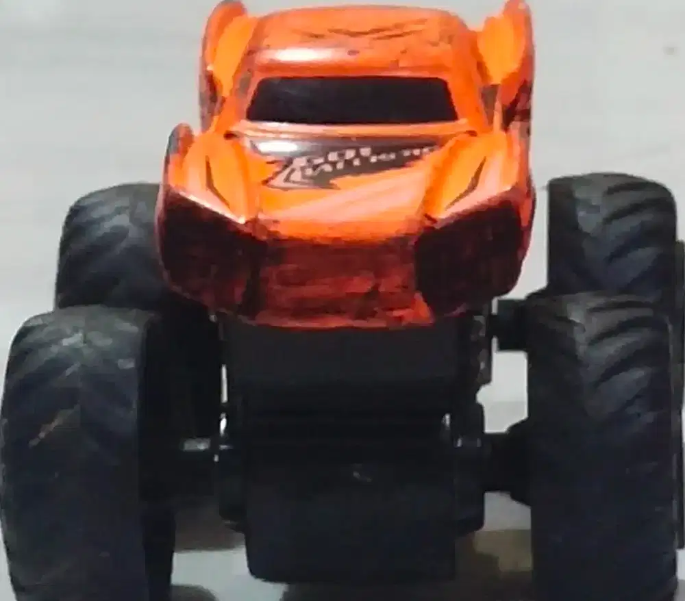 Mobil monster bekas