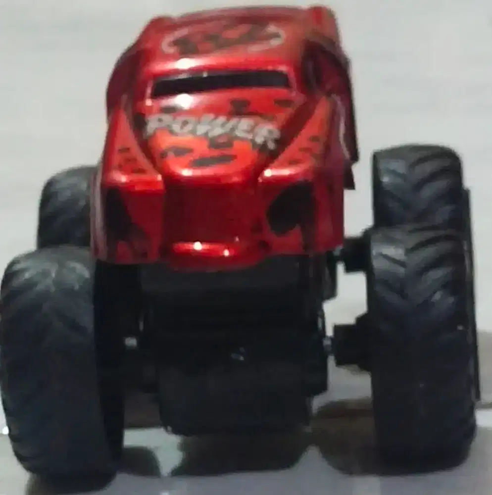 Mobil monster bekas