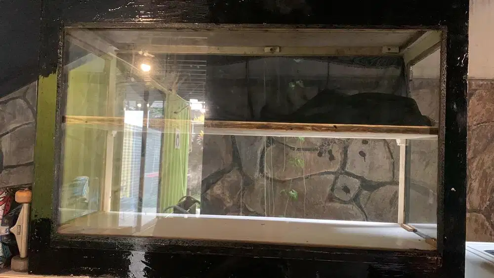 Etalase makanan terbuat dari kayu