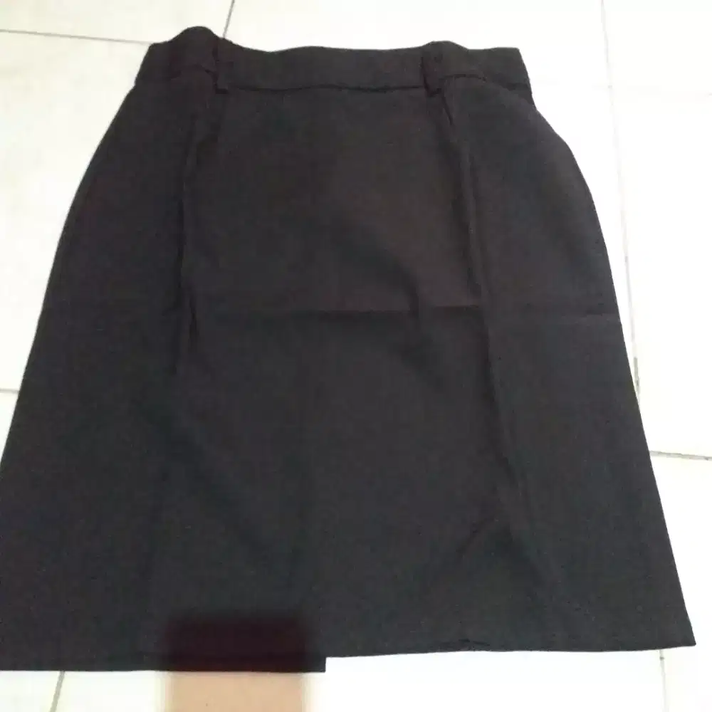 Rok span warna hitam pendek