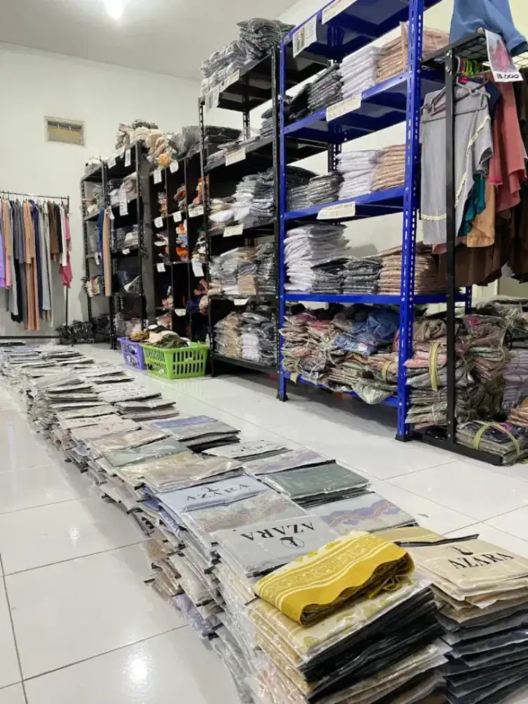 Pegawai toko jilbab